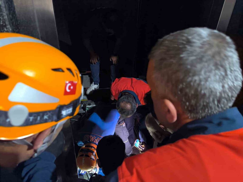 Asansörde Mahsur Kalan 8 Kişi Kurtarıldı