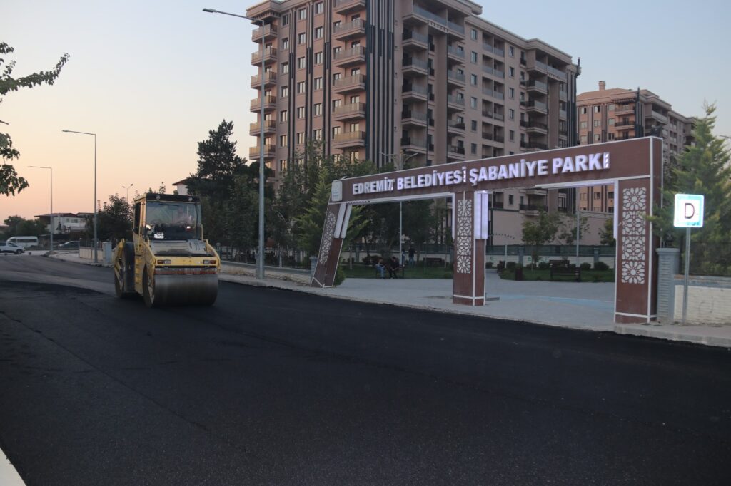Edremit’te asfalt çalışmaları devam ediyor