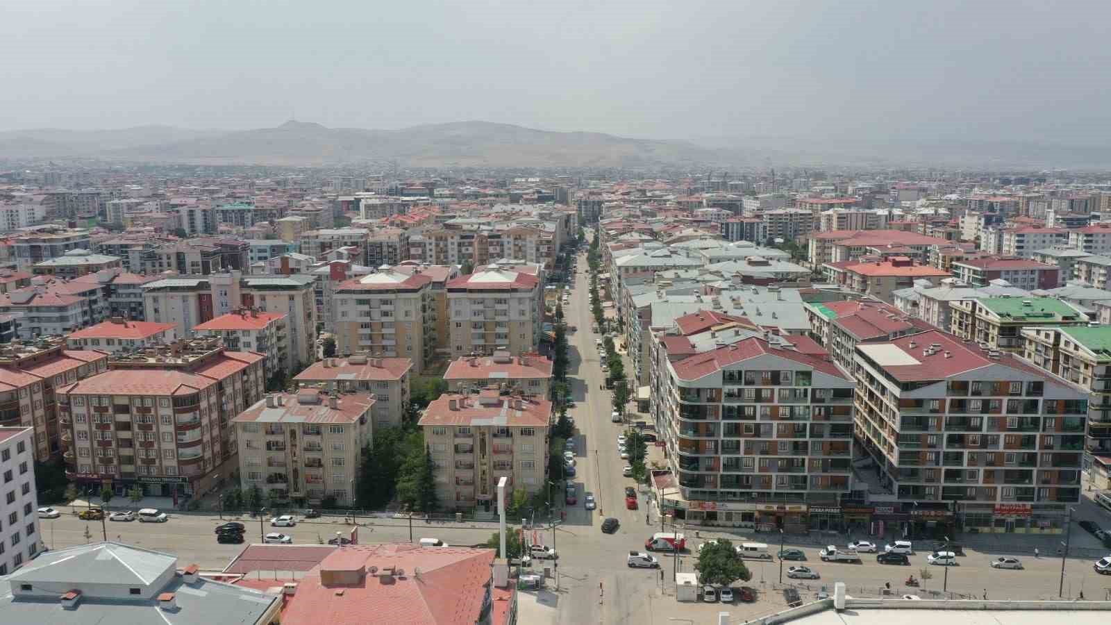 Van Büyükşehir Belediyesi Suvaroğlu Caddesi’ni yeniliyor