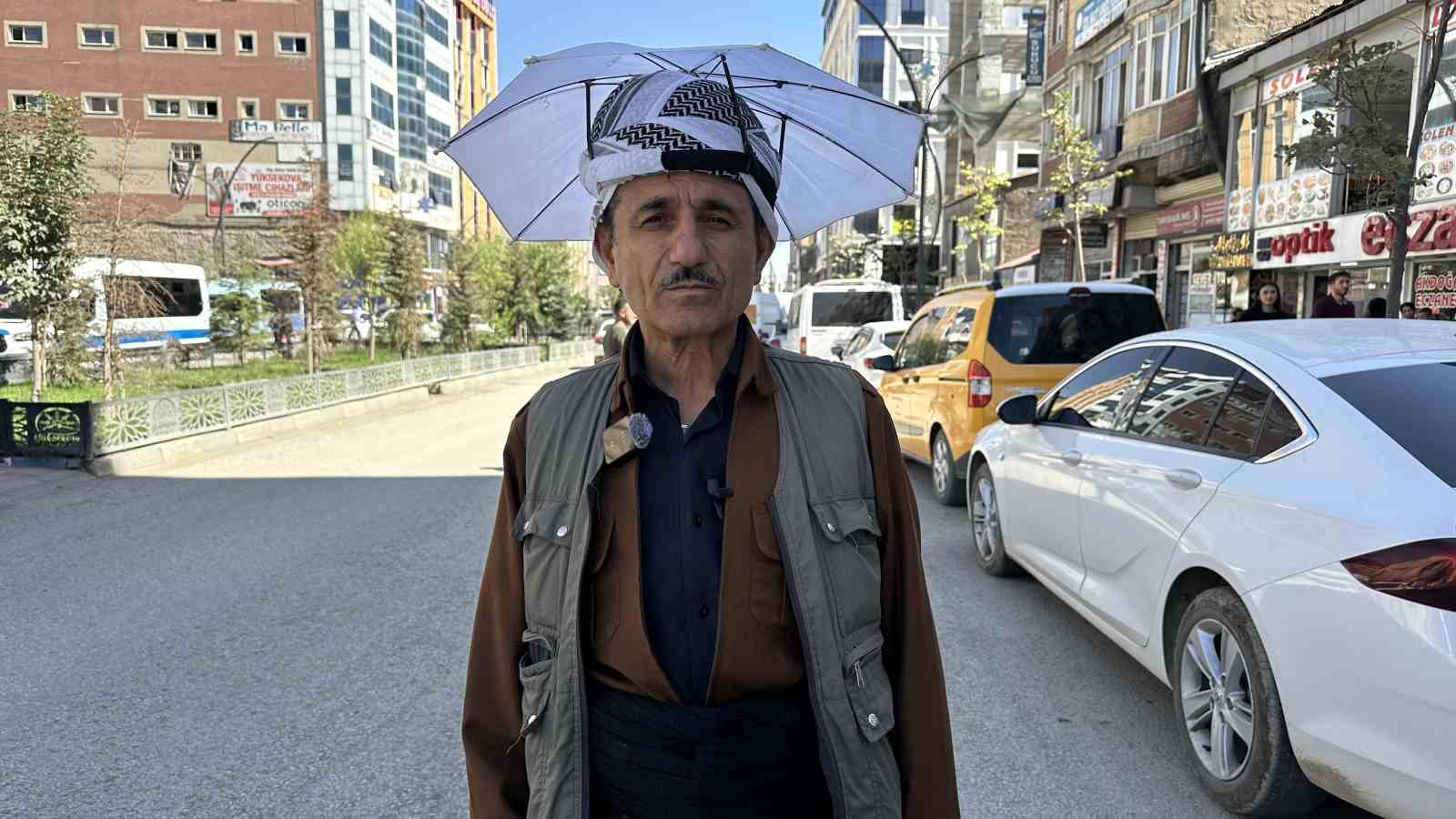 Yüksekovalı vatandaş yıllardır kafa şemsiyesiyle güneşten korunuyor