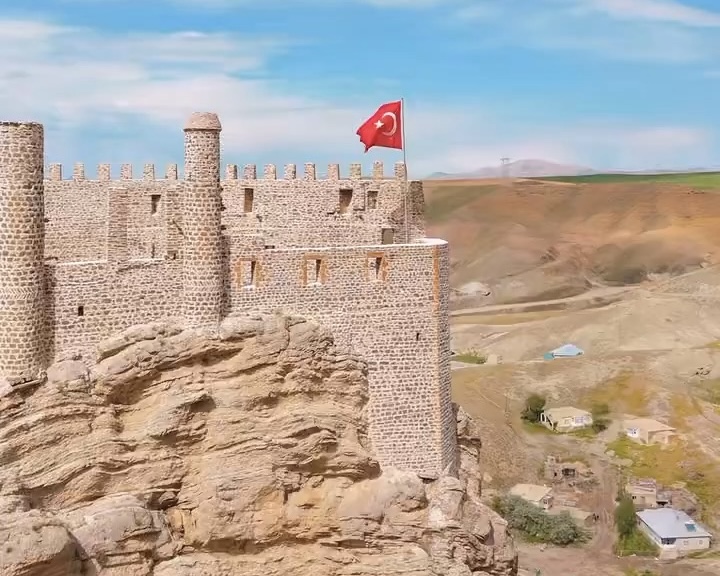 Jandarma tarihi Hoşap Kalesi’nde devriyede