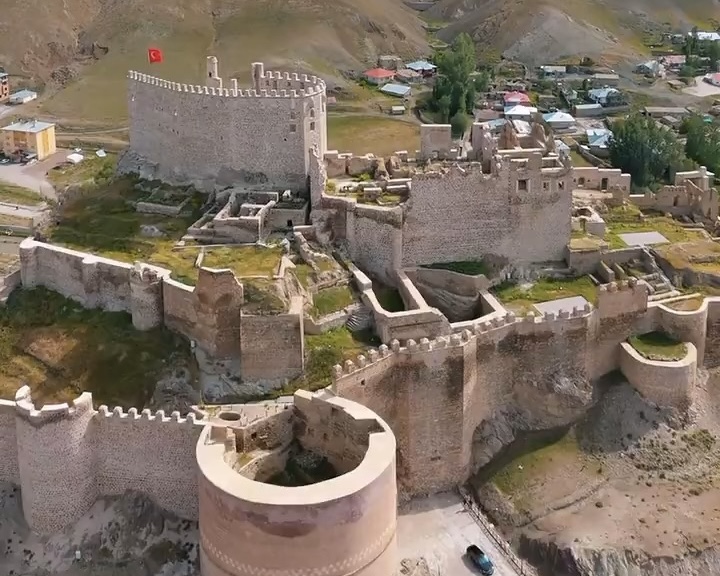 Jandarma tarihi Hoşap Kalesi’nde devriyede