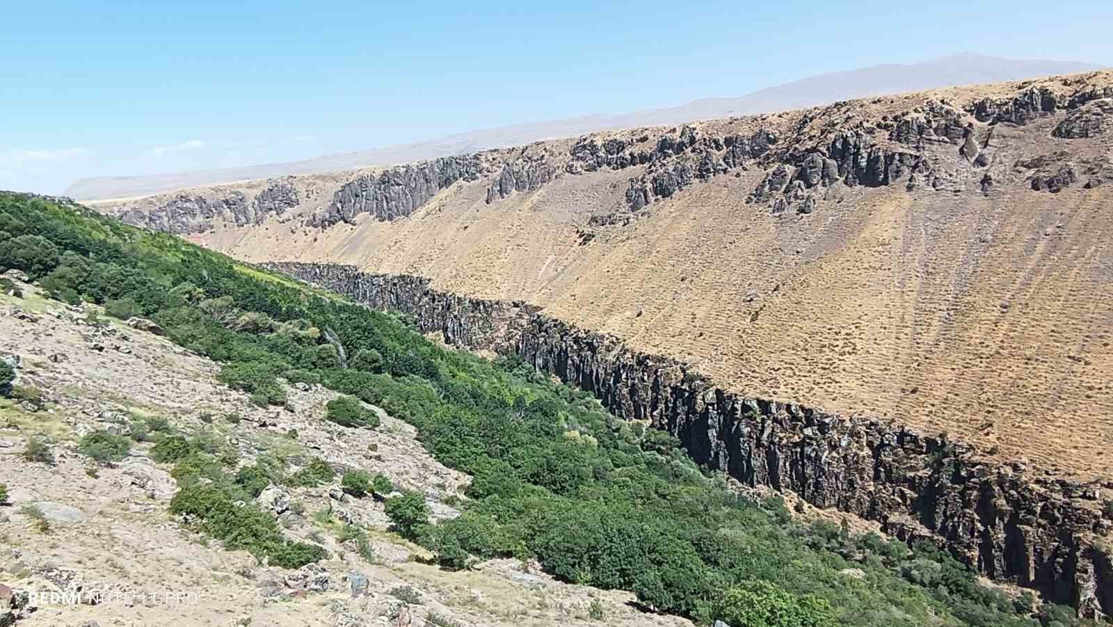 Usta fotoğrafçıdan hayran bıraktıran Erciş Deliçay kanyonu görüntüsü