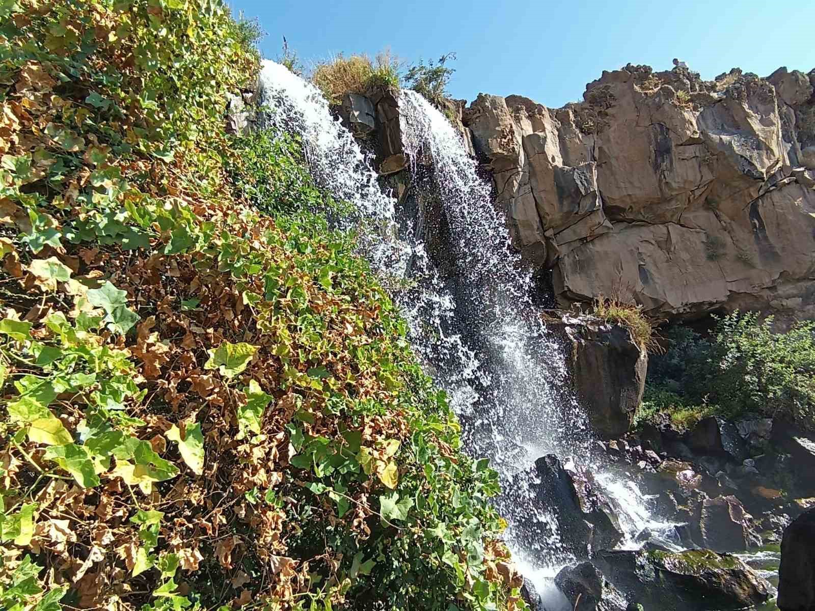 Usta fotoğrafçıdan hayran bıraktıran Erciş Deliçay kanyonu görüntüsü