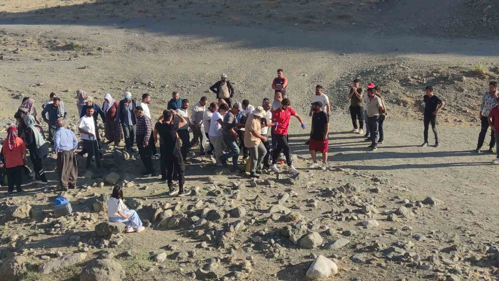 Van’da traktörün römorku devrildi: 8 yaralı