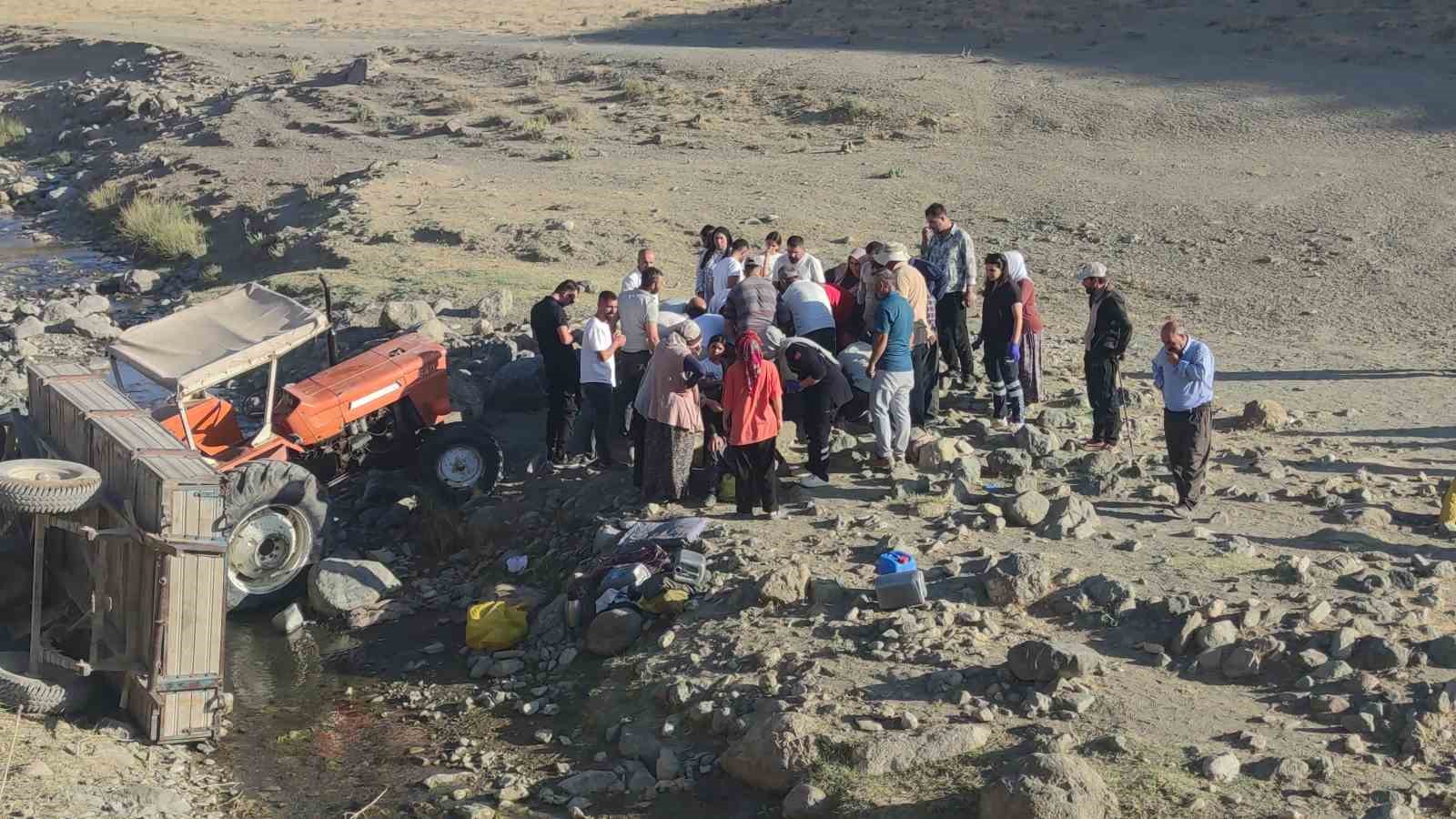 Van’da traktörün römorku devrildi: 8 yaralı