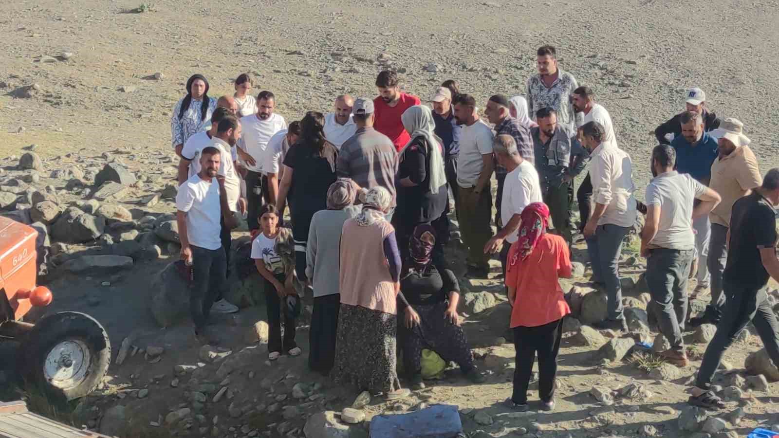 Van’da traktörün römorku devrildi: 8 yaralı