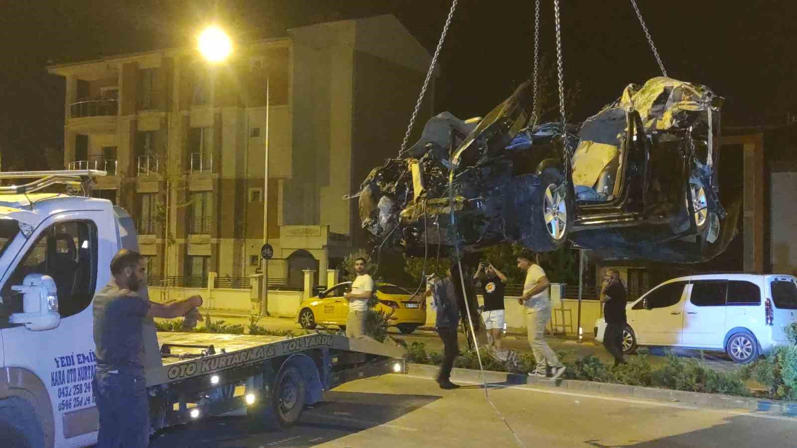 Otomobil park halindeki briket yüklü tıra çarptı: 2 ölü