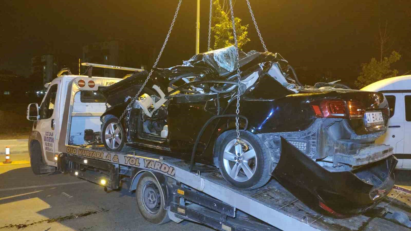 Otomobil park halindeki briket yüklü tıra çarptı: 2 ölü