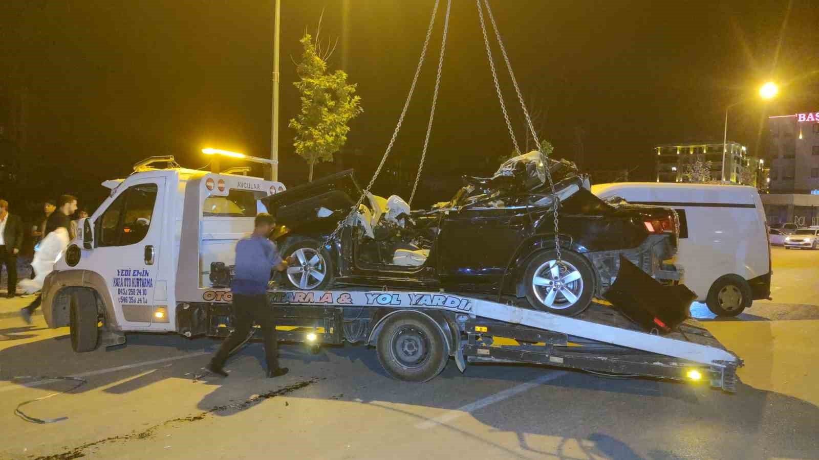 Otomobil park halindeki briket yüklü tıra çarptı: 2 ölü