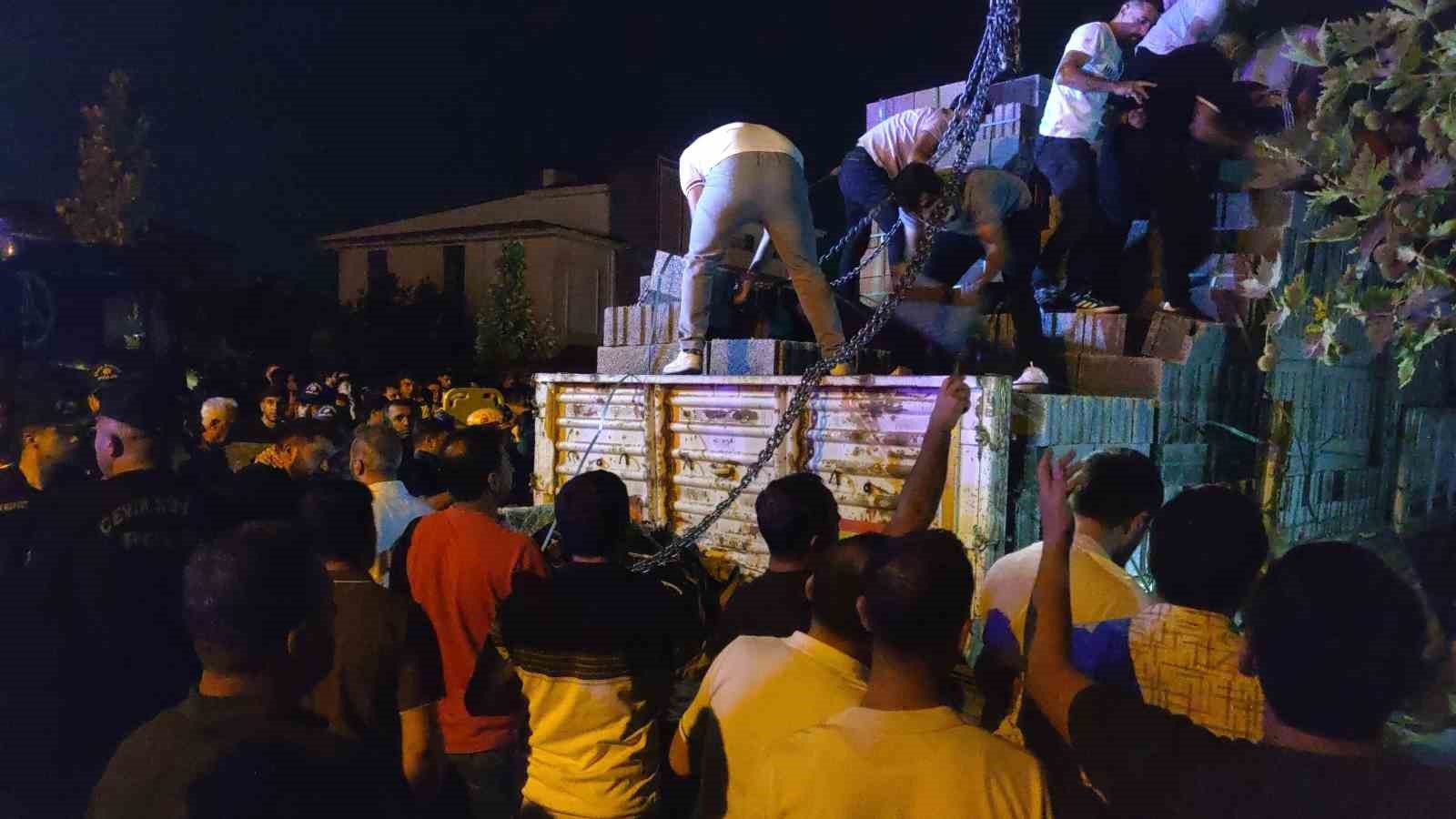 Otomobil park halindeki briket yüklü tıra çarptı: 2 ölü