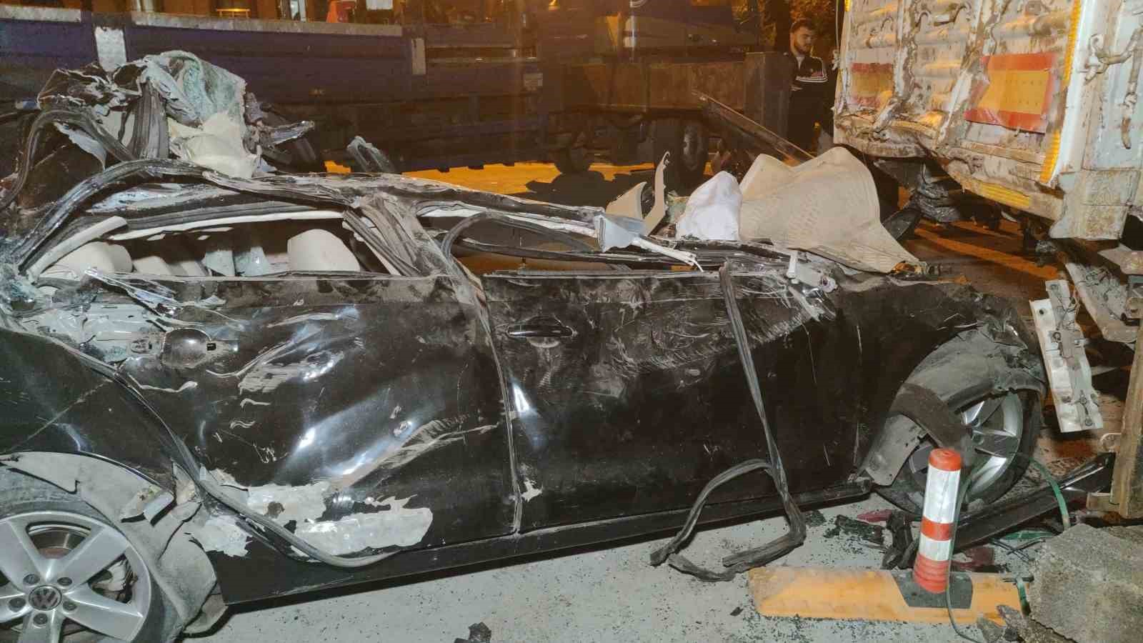 Otomobil park halindeki briket yüklü tıra çarptı: 2 ölü