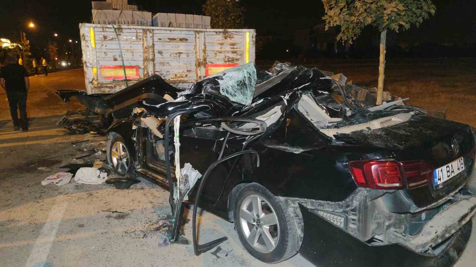 Otomobil park halindeki briket yüklü tıra çarptı: 2 ölü