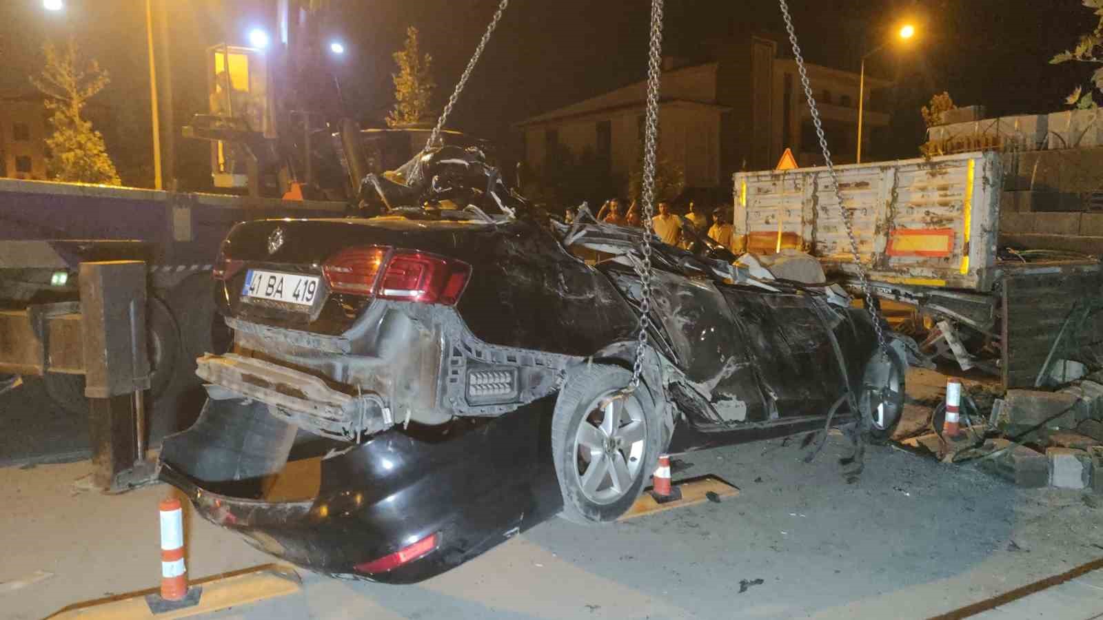 Otomobil park halindeki briket yüklü tıra çarptı: 2 ölü
