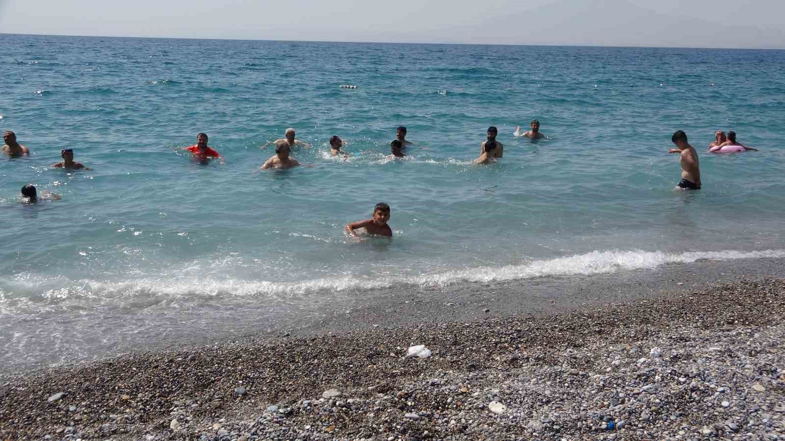 Van Gölü mavi bayraklı plajıyla tatilcilerin akınına uğradı