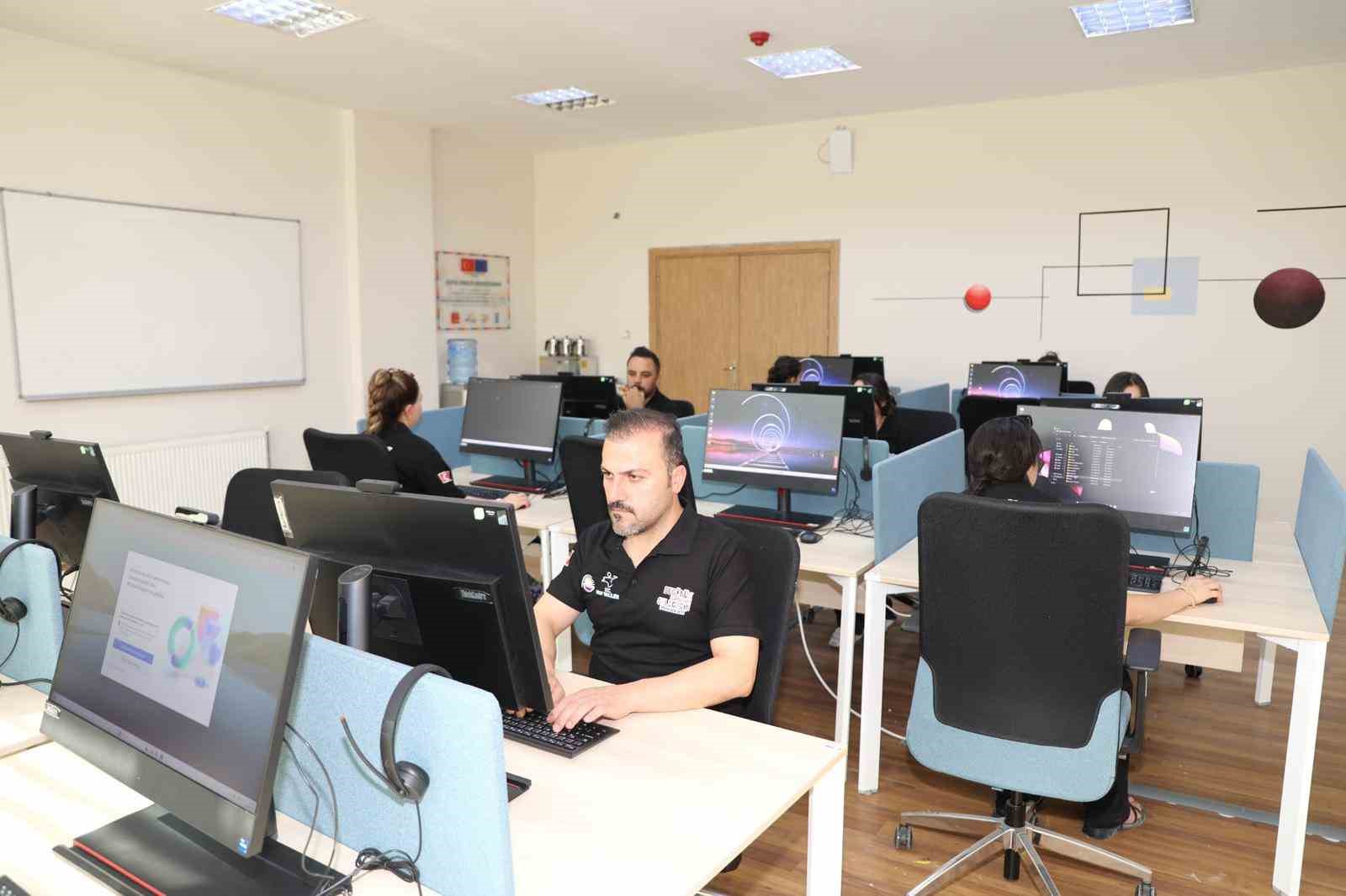 Van Büyükşehir Belediyesi, dijital gençlik merkezinin kapılarını hizmete açtı