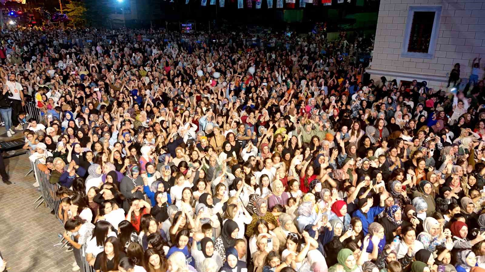 Ünlü sanatçı Sevcan Orhan Bitlislileri coşturdu