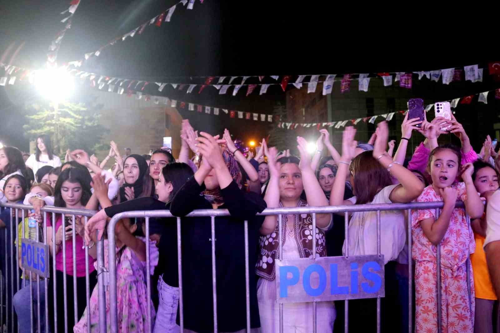 Ünlü sanatçı Sevcan Orhan Bitlislileri coşturdu