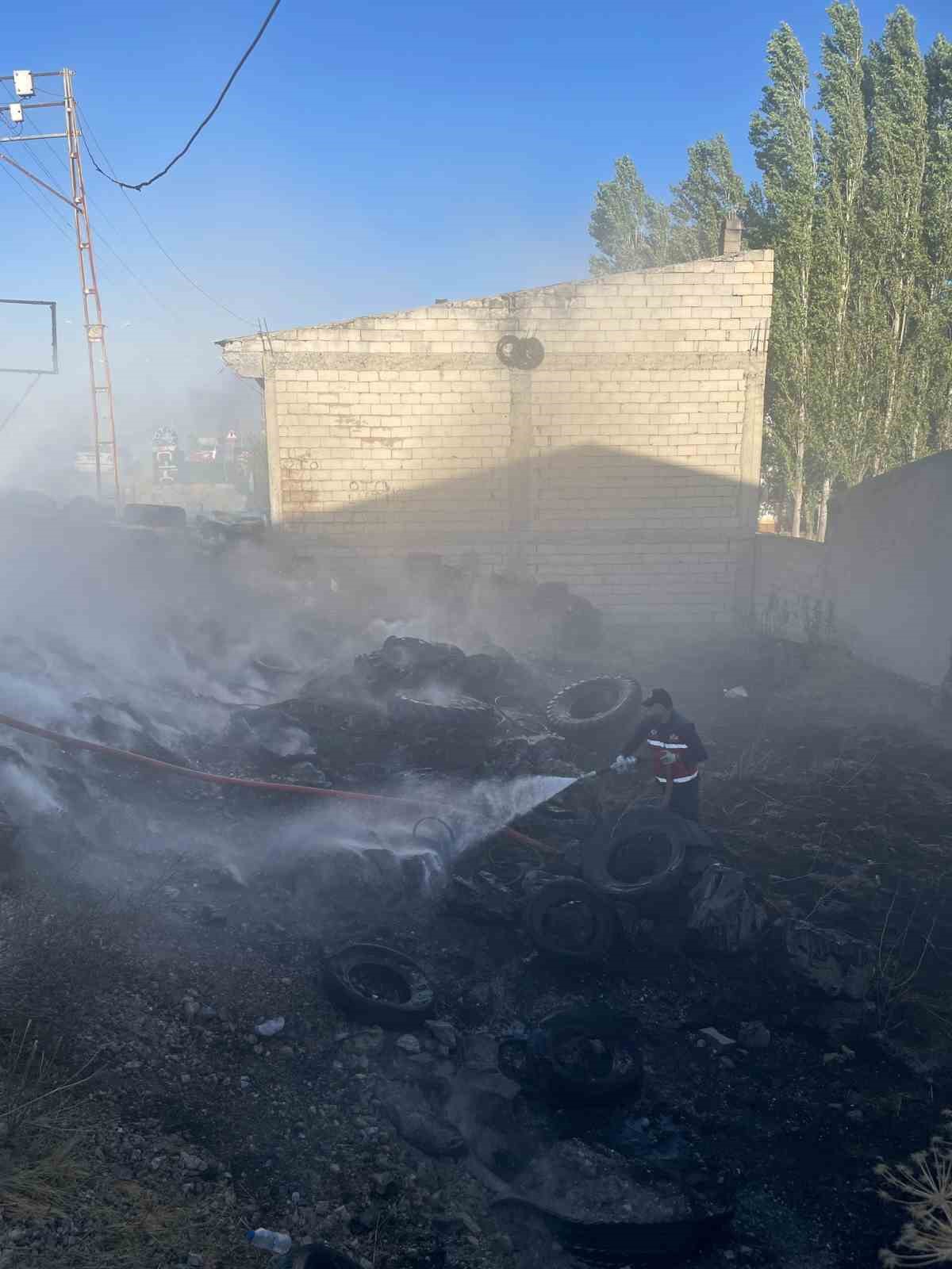 Van’da atık araç lastikleri yandı