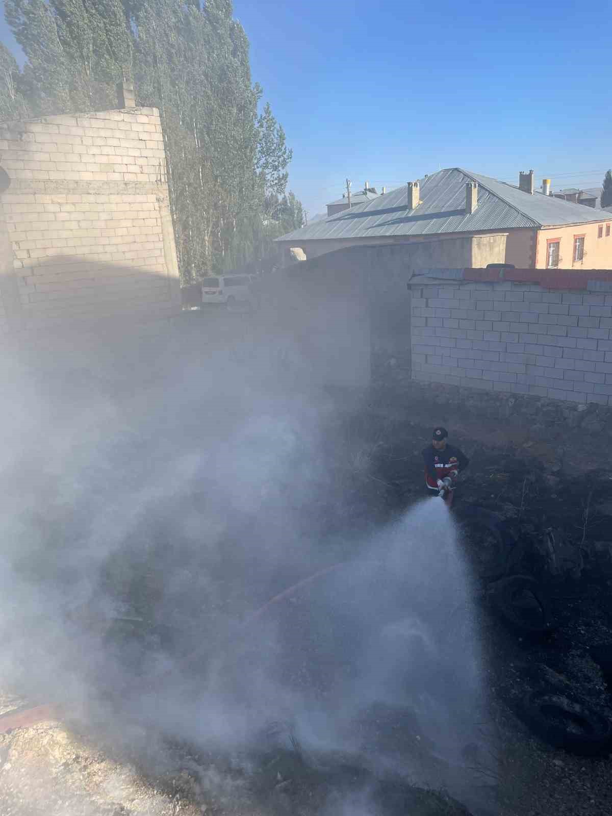 Van’da atık araç lastikleri yandı
