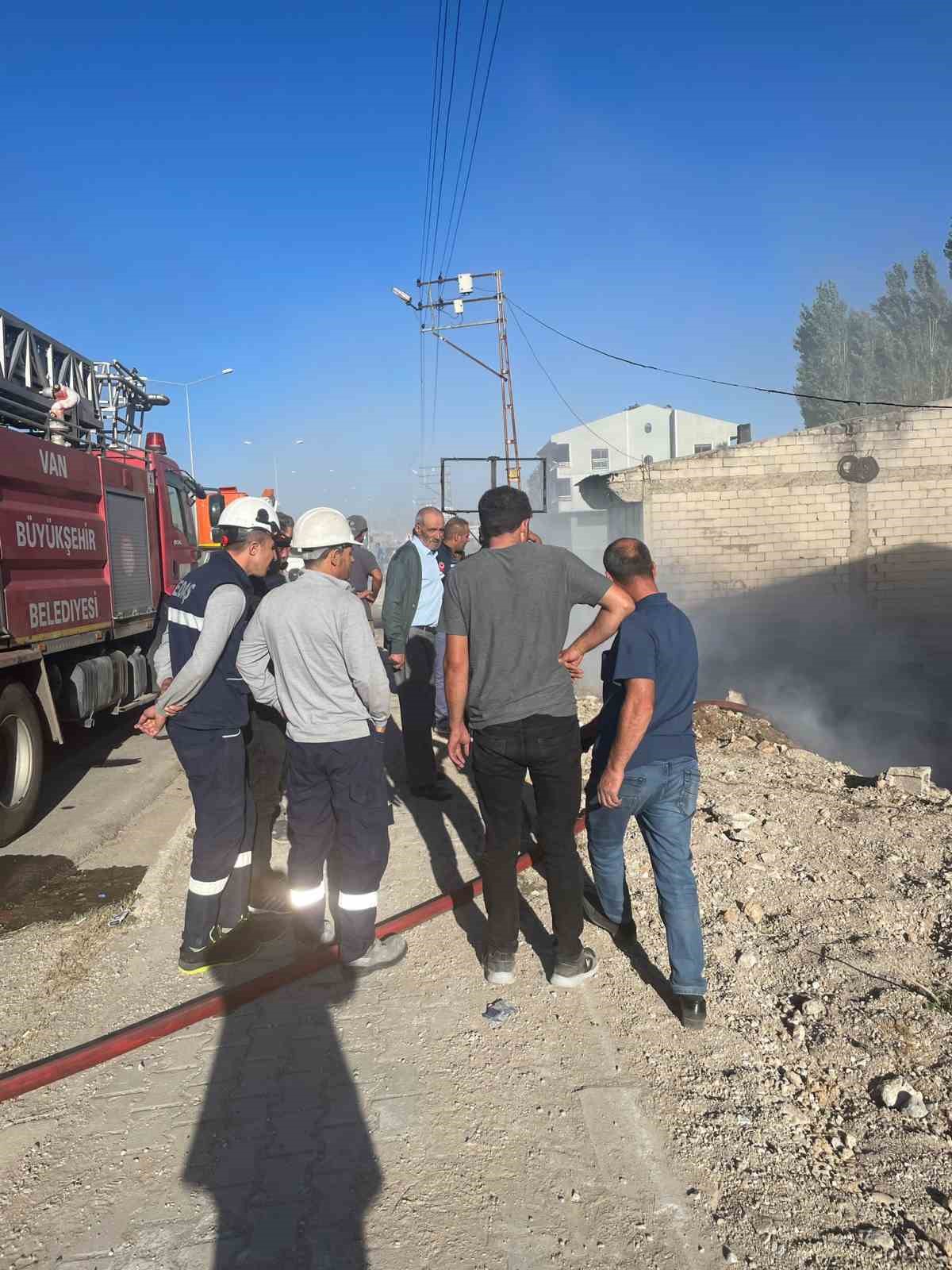 Van’da atık araç lastikleri yandı