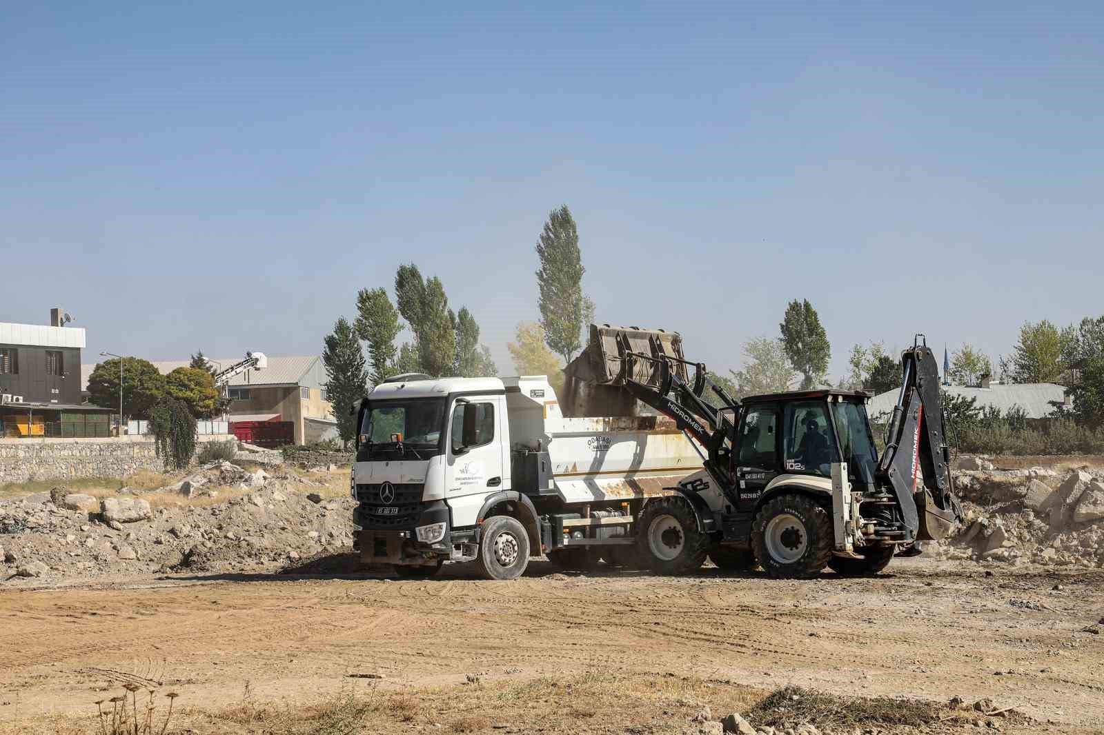 Van’ Büyükşehir Belediyesi bir ay içinde 35 noktada 9 bin 31 metreküp hafriyat temizlendi