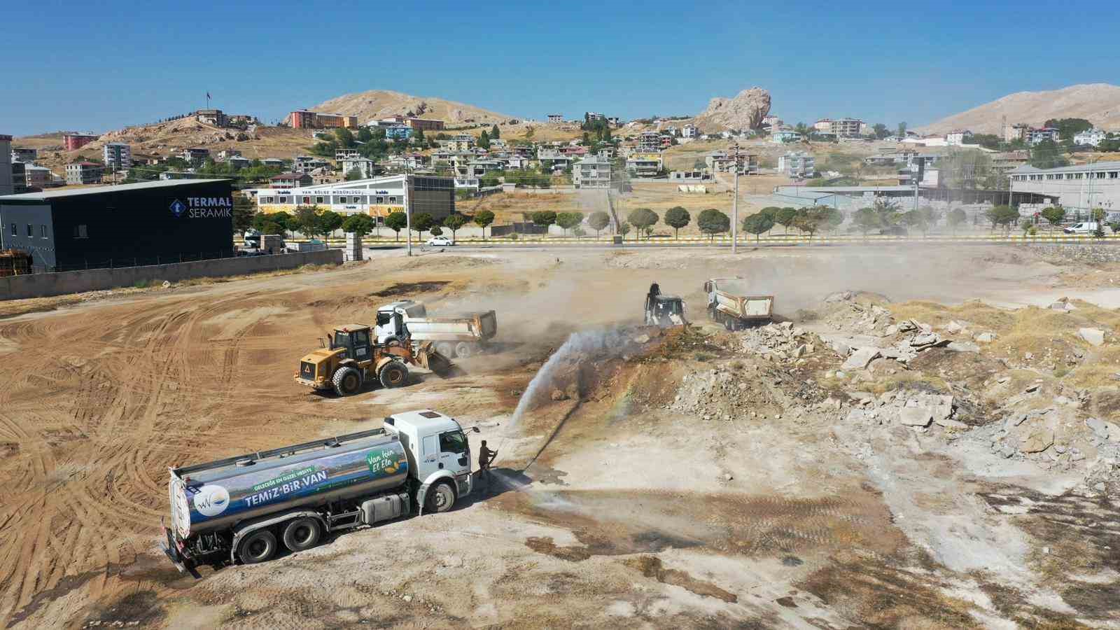 Van’ Büyükşehir Belediyesi bir ay içinde 35 noktada 9 bin 31 metreküp hafriyat temizlendi