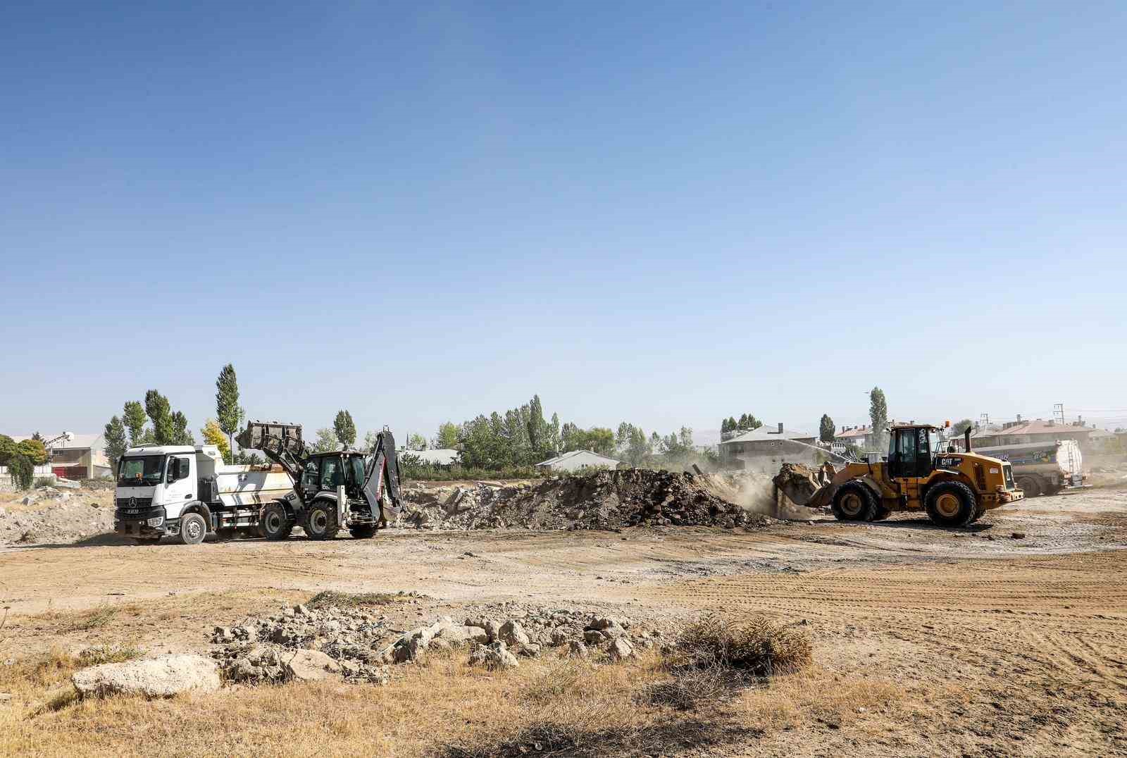 Van’ Büyükşehir Belediyesi bir ay içinde 35 noktada 9 bin 31 metreküp hafriyat temizlendi
