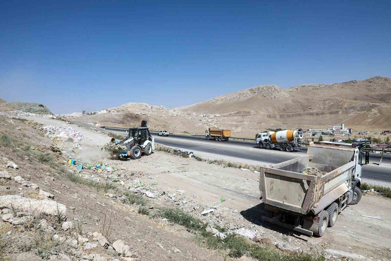 Van’ Büyükşehir Belediyesi bir ay içinde 35 noktada 9 bin 31 metreküp hafriyat temizlendi