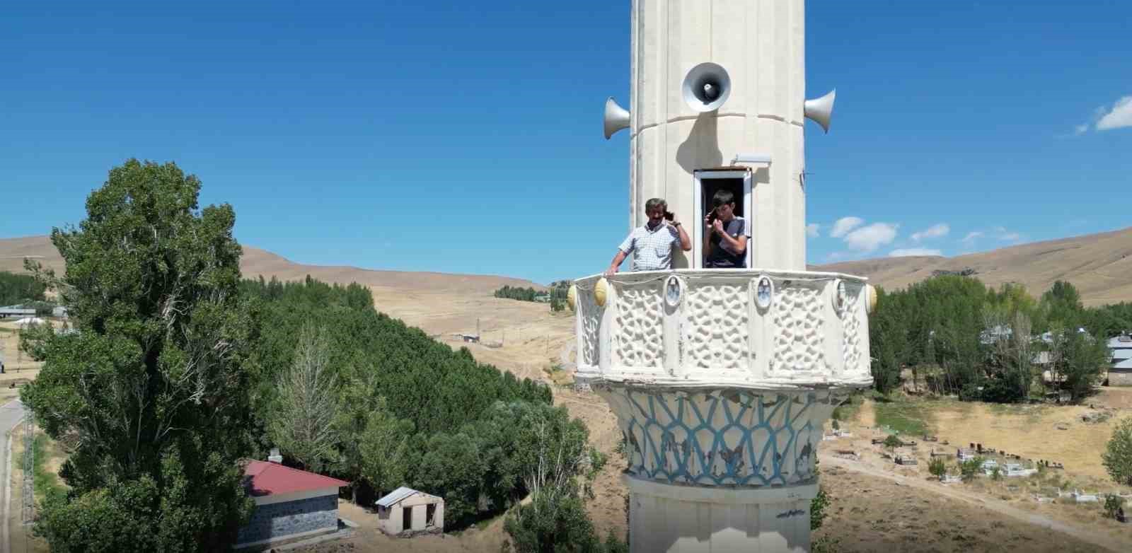 Telefonla konuşmak için minareye çıkıyorlar