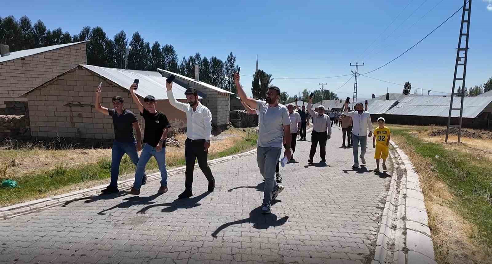 Telefonla konuşmak için minareye çıkıyorlar