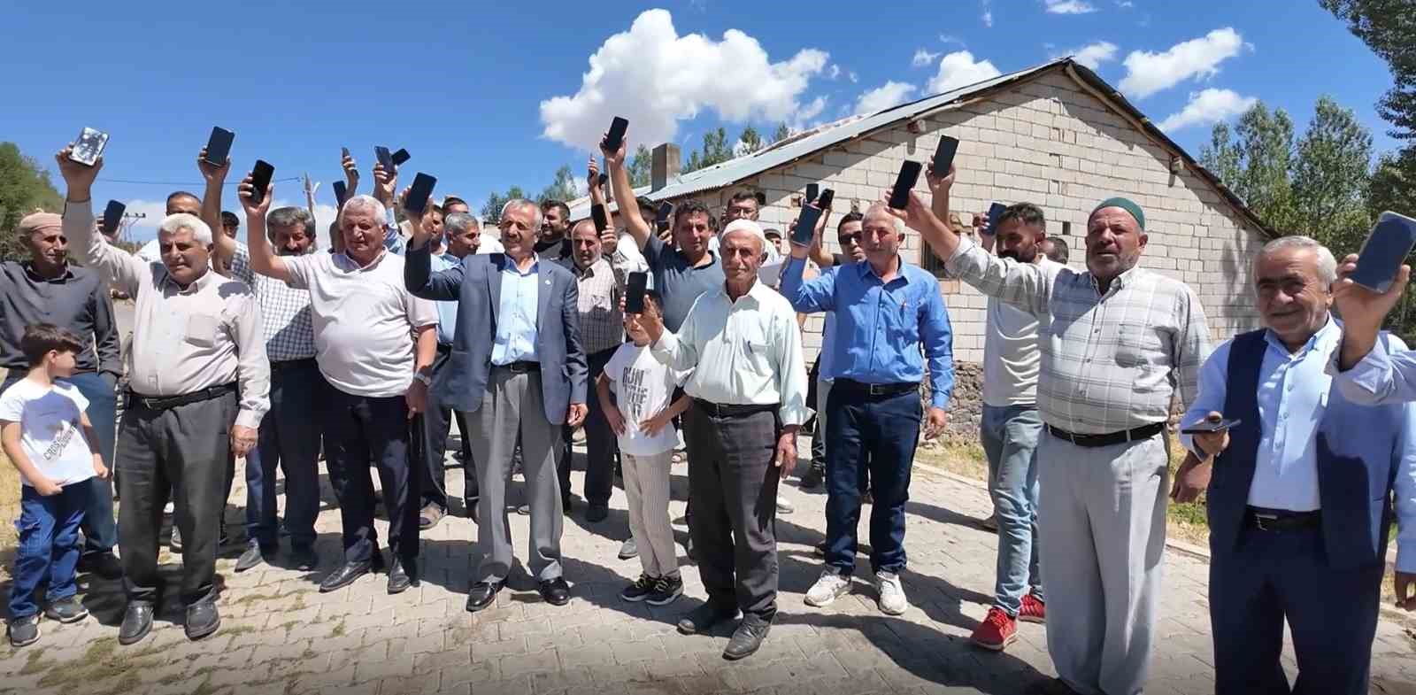 Telefonla konuşmak için minareye çıkıyorlar