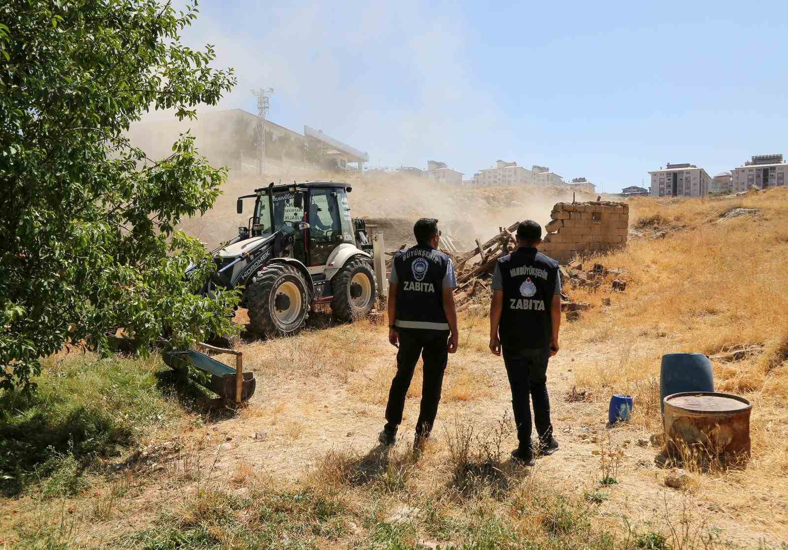 Van’da metruk yapı ve ahırların yıkımını sürüyor