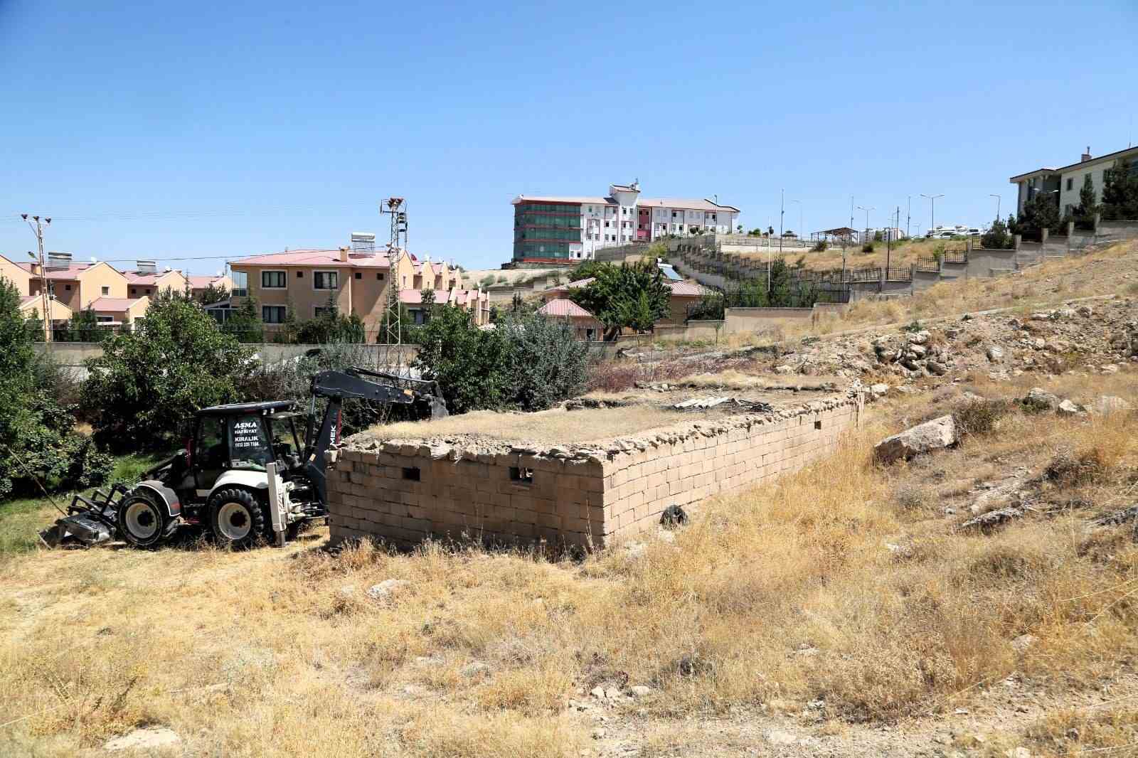 Van’da metruk yapı ve ahırların yıkımını sürüyor