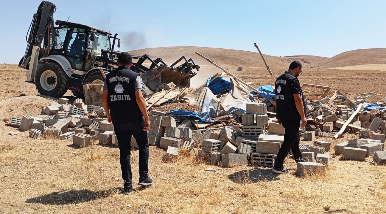 Van’da metruk yapı ve ahırların yıkımını sürüyor