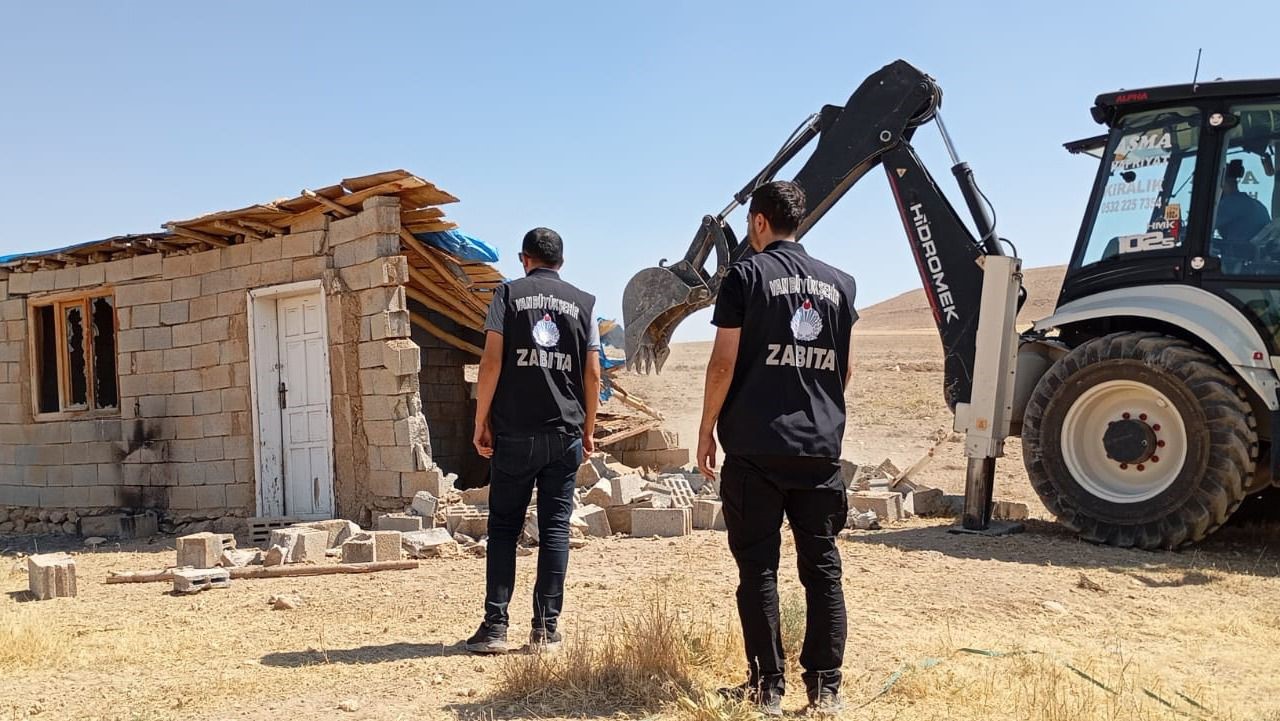 Van’da metruk yapı ve ahırların yıkımını sürüyor