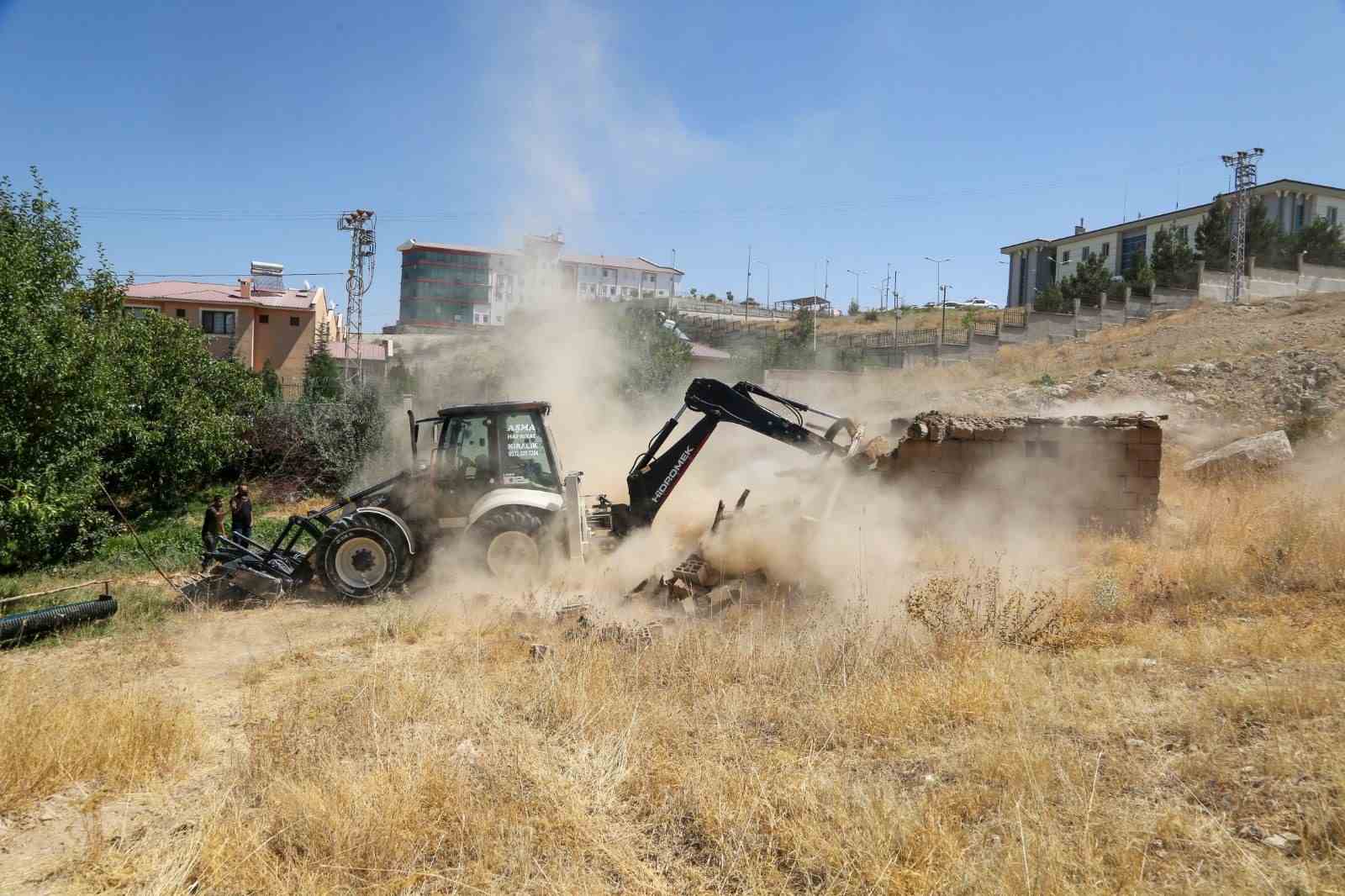 Van’da metruk yapı ve ahırların yıkımını sürüyor