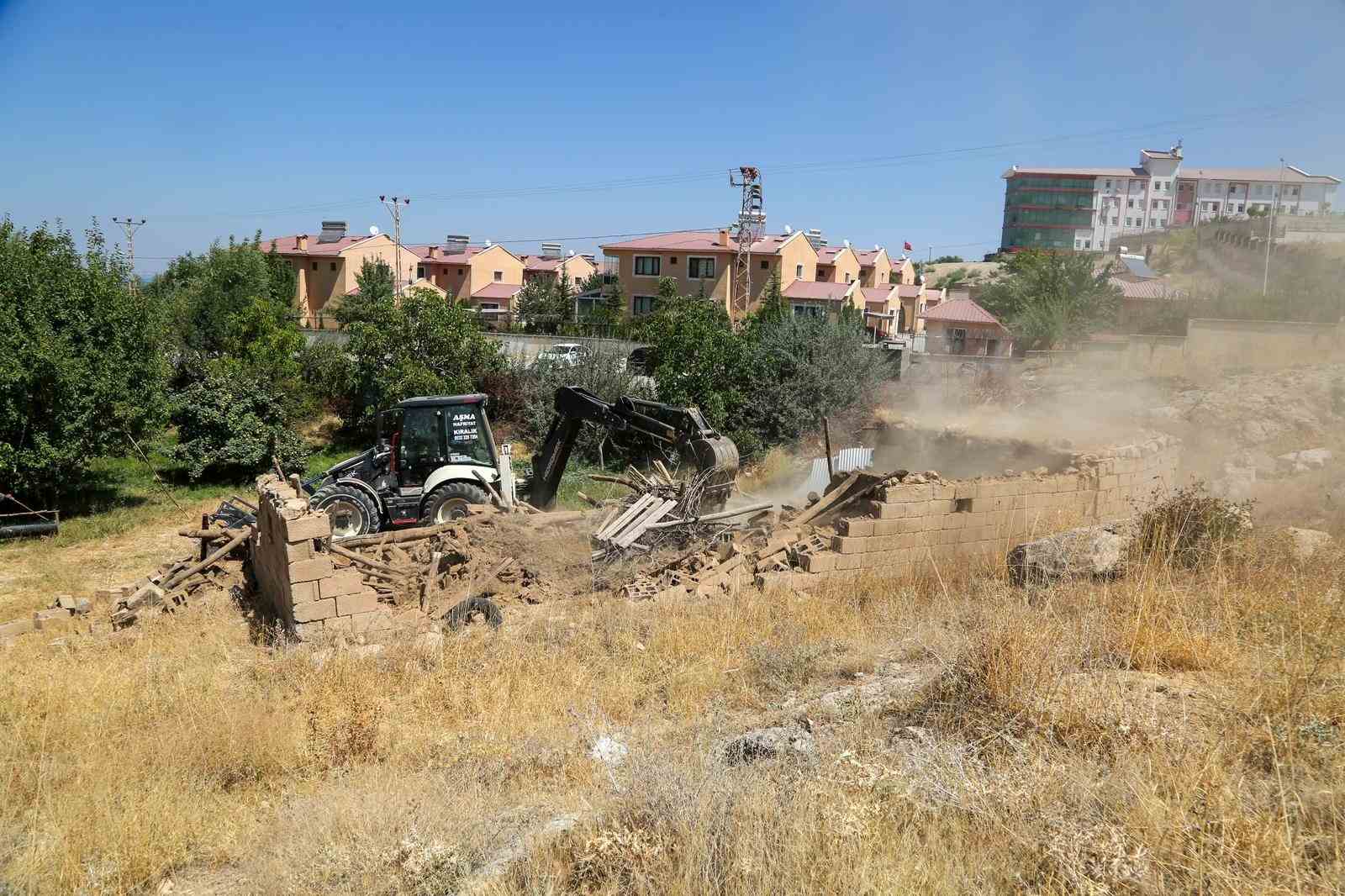 Van’da metruk yapı ve ahırların yıkımını sürüyor