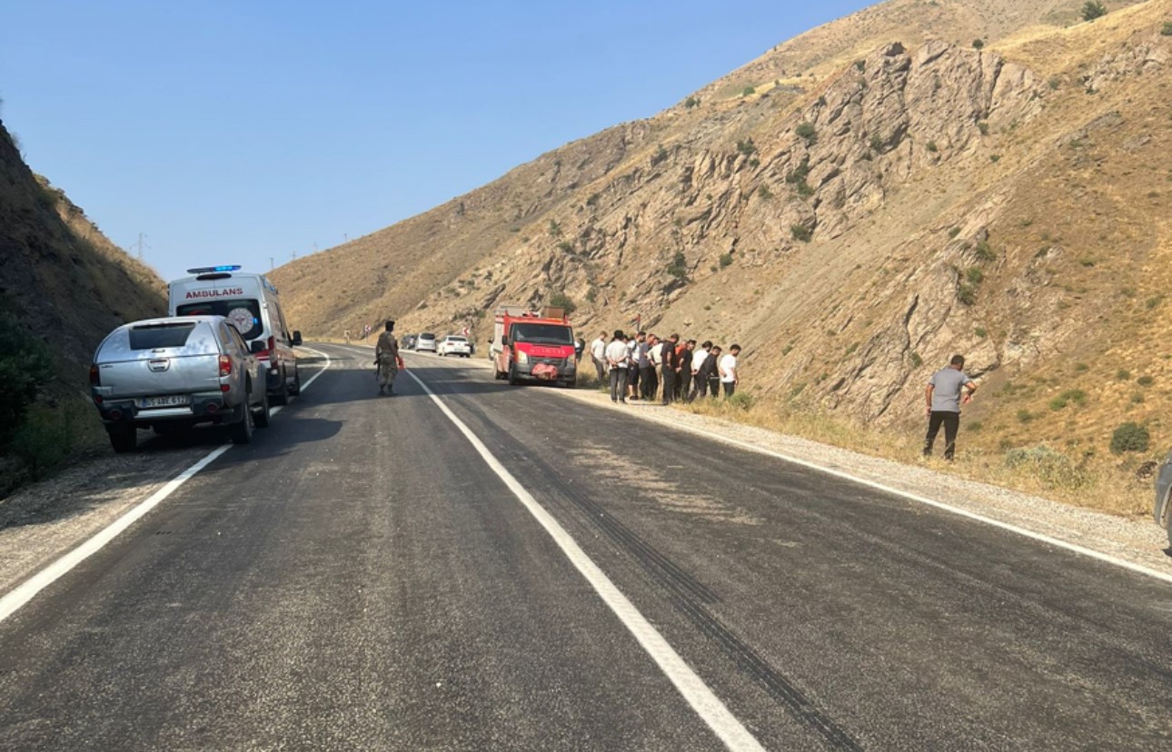 Hakkari’de kamyon uçuruma yuvarlandı: 1 ölü