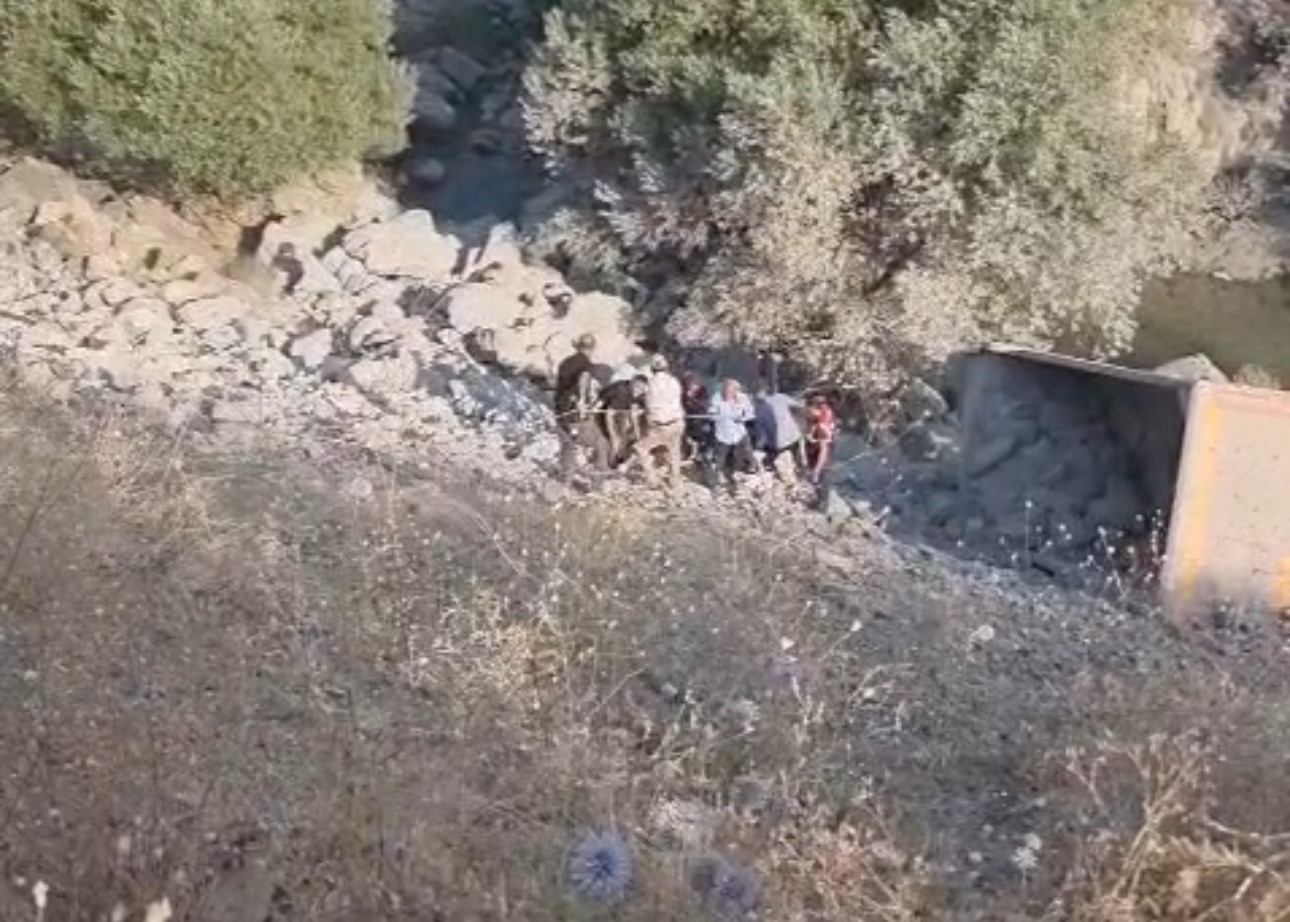 Hakkari’de kamyon uçuruma yuvarlandı: 1 ölü