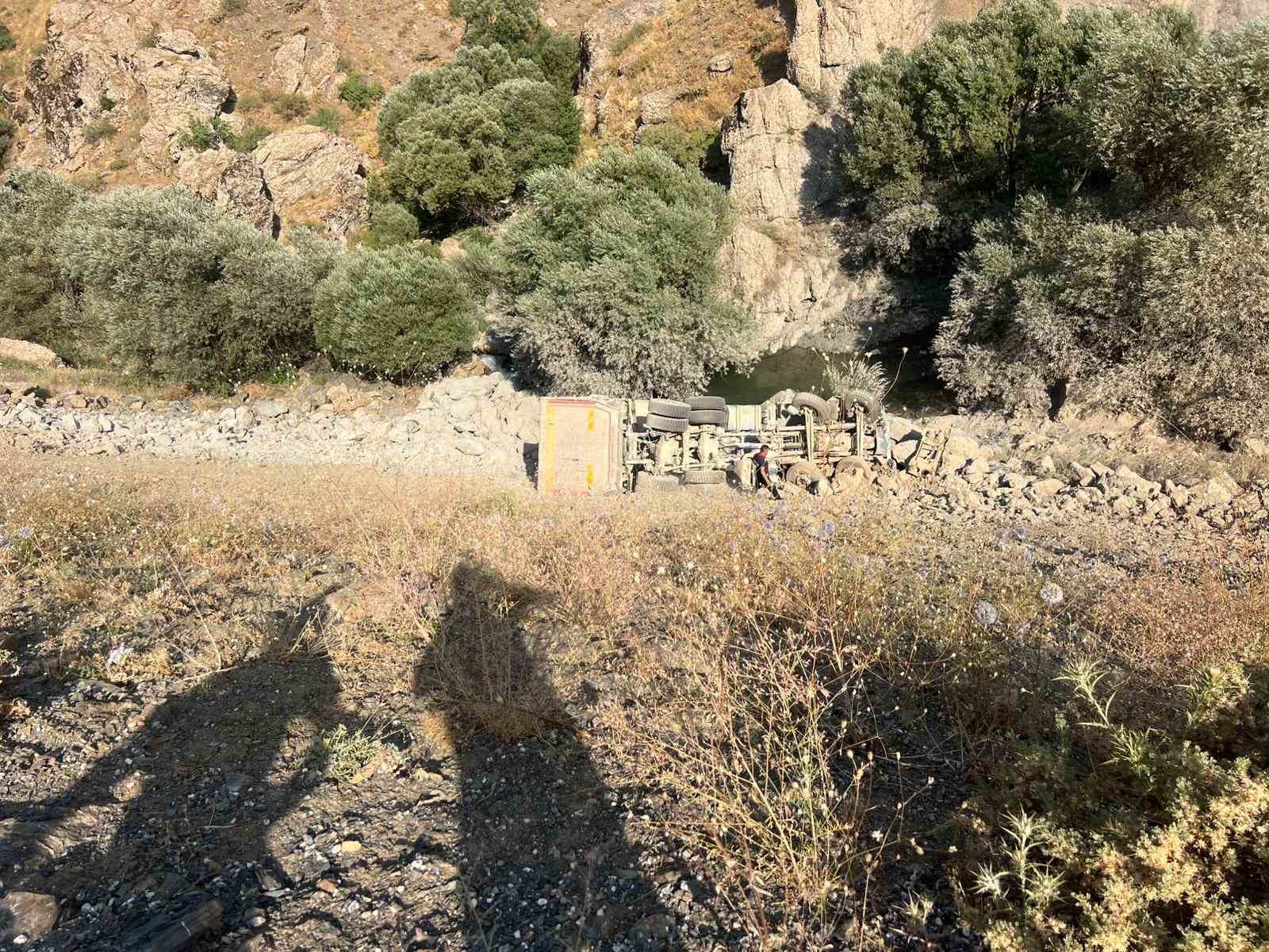 Hakkari’de kamyon uçuruma yuvarlandı: 1 ölü