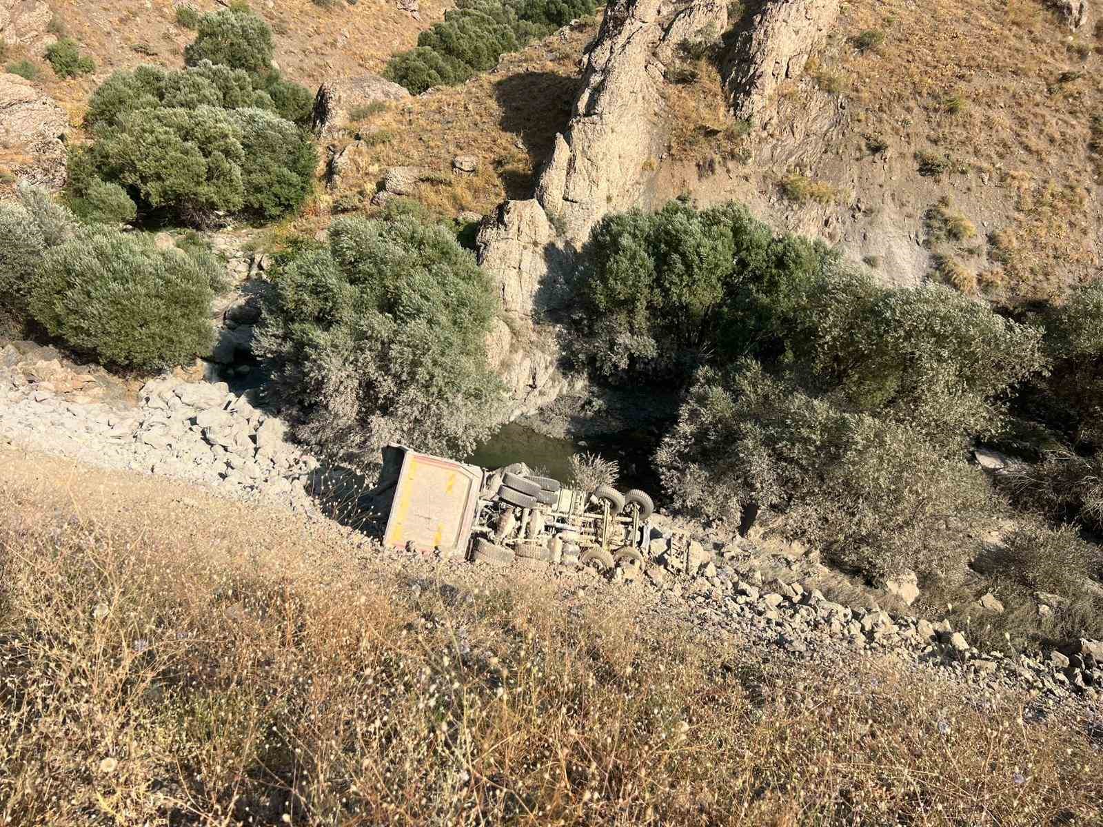 Hakkari’de kamyon uçuruma yuvarlandı: 1 ölü