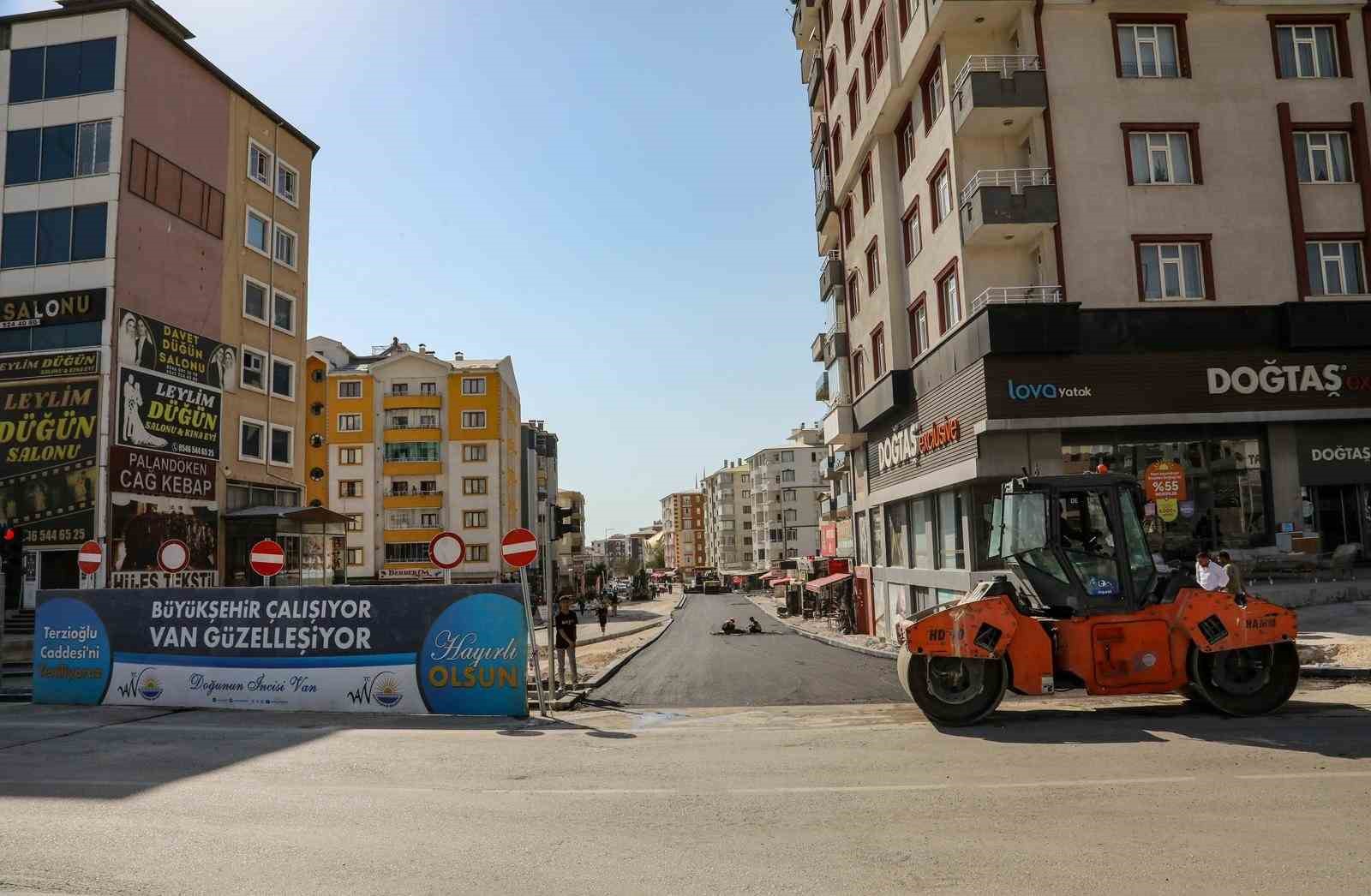 Terzioğlu Caddesi’nde asfalt serimi başladı