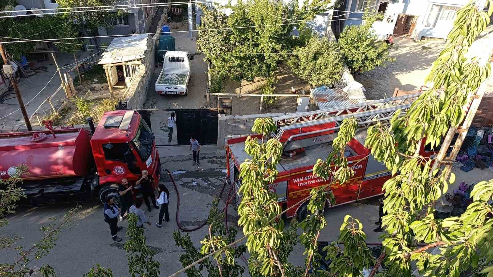 Van’da kömürlük alev alev yandı