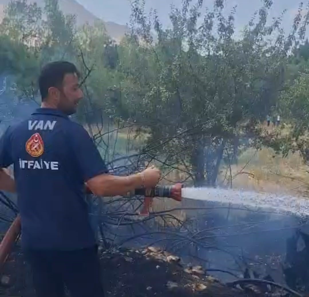 Gevaş’ta bahçe yangını korkuttu