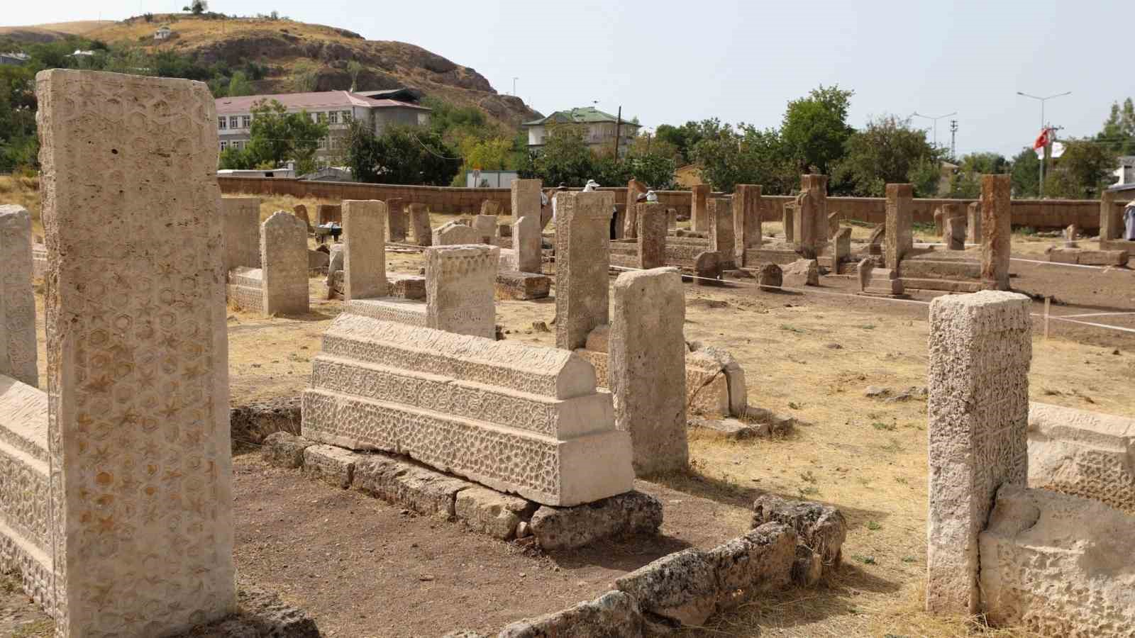 Van Valisi Balcı, Selçuklu Mezarlığı’ndaki çalışmaları inceledi