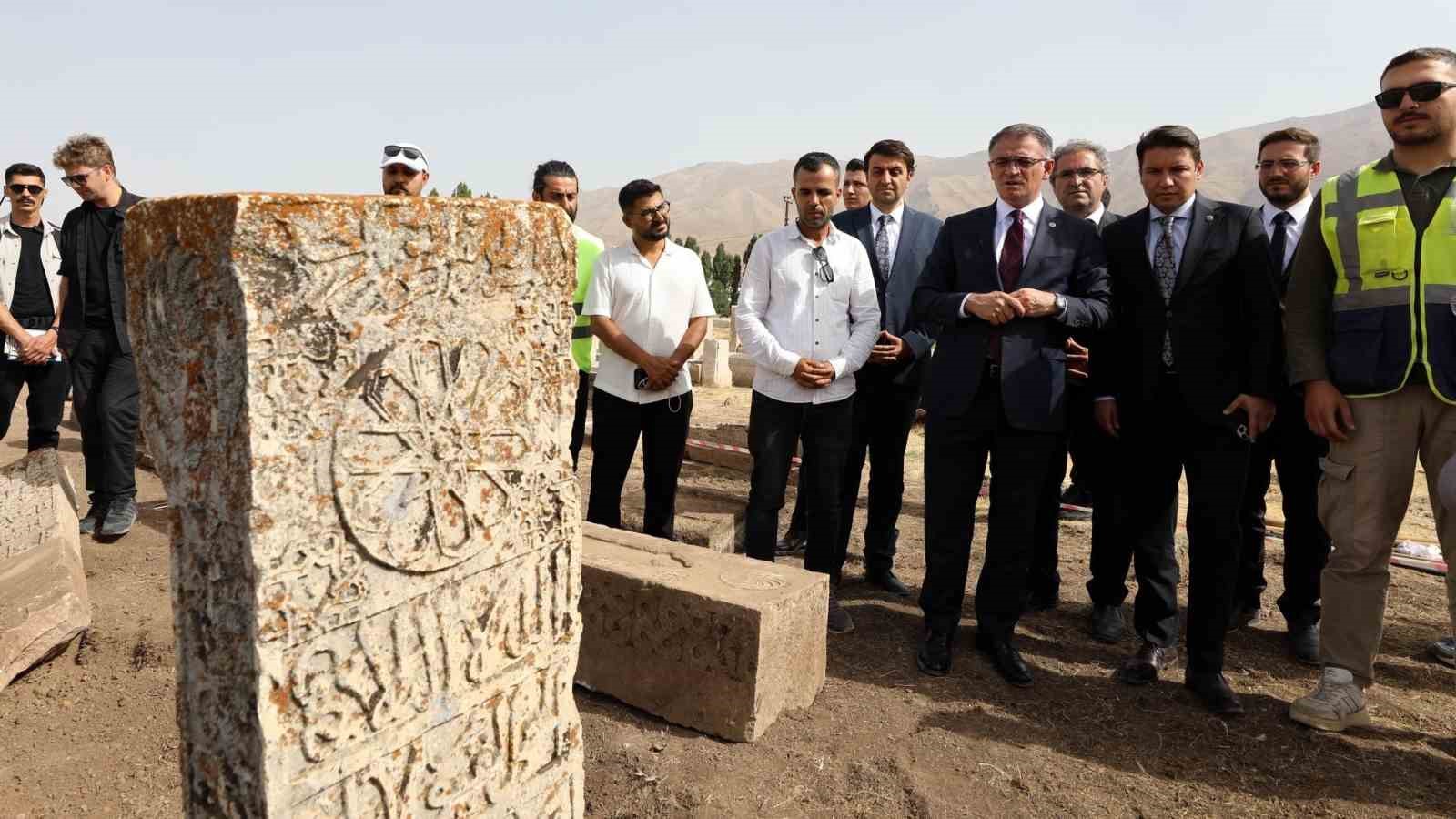 Van Valisi Balcı, Selçuklu Mezarlığı’ndaki çalışmaları inceledi