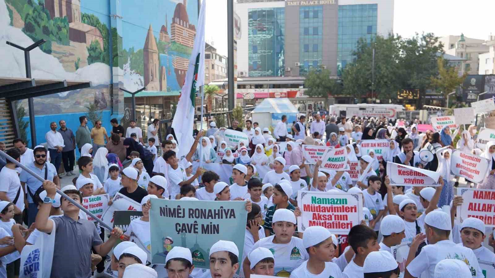 Van’da çocuklardan namaz temalı yürüyüş