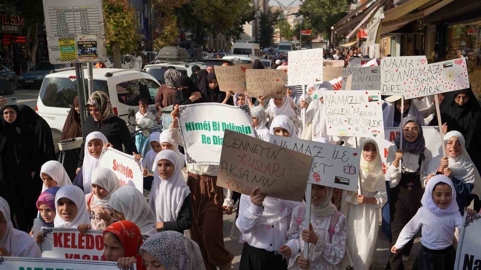Van’da çocuklardan namaz temalı yürüyüş