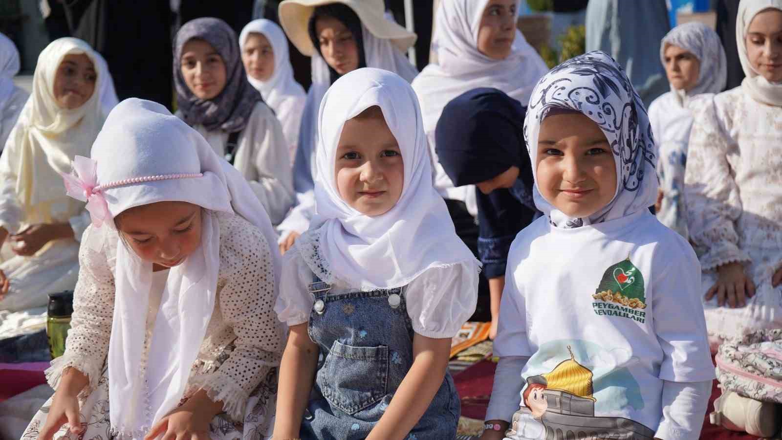 Van’da çocuklardan namaz temalı yürüyüş